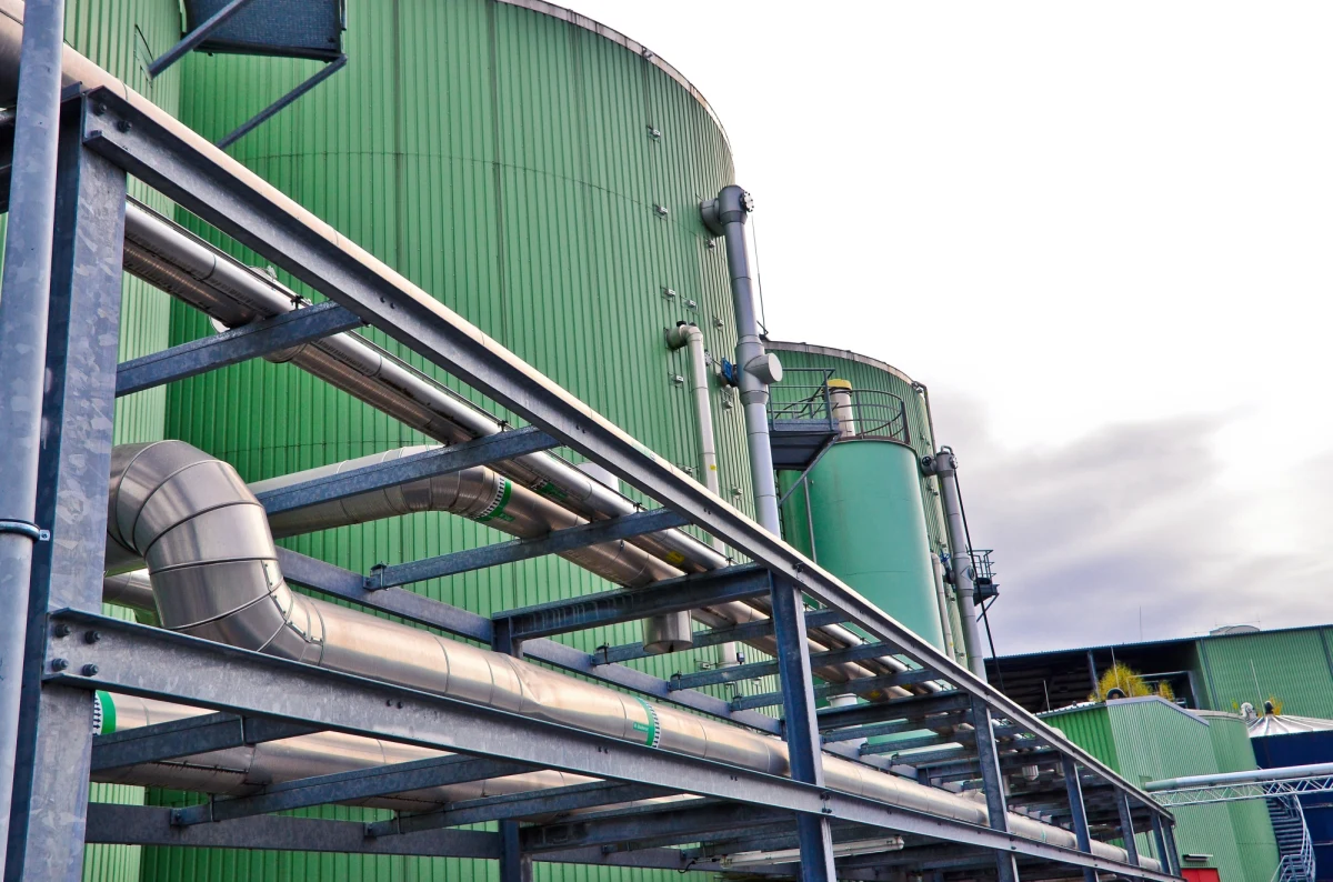 W Piaskach Bankowych (Łódzkie) rozpoczęła się budowa biogazowni o mocy 2 MW, produkującej prąd z odpadów komunalnych. Inwestycja za ponad 50 mln zł to efekt wspólnego projektu badawczo-rozwojowego firmy Varitex i Uniwersytetu Przyrodniczego we Wrocławiu.