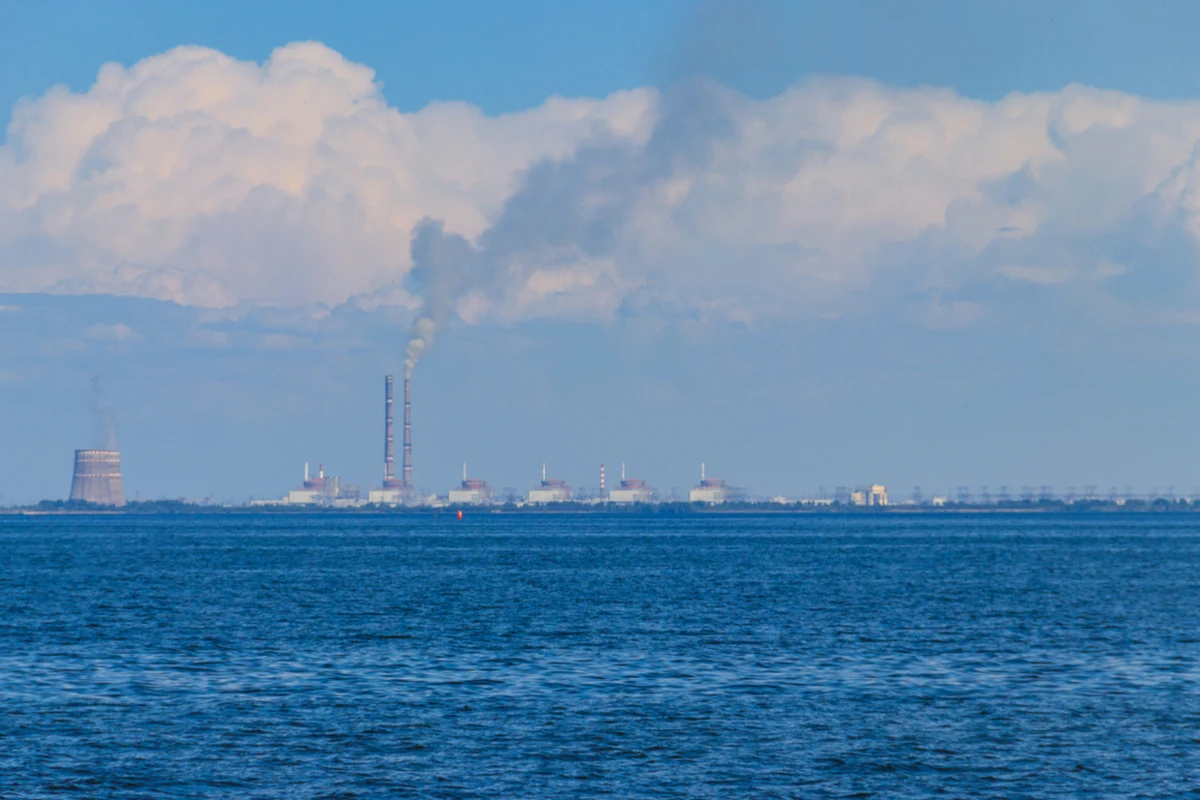 Wołodymyr Zełenski opublikował nagranie, w którym przestrzega społeczność międzynarodową przed możliwą rosyjską prowokacją w elektrowni jądrowej w Enerhodarze. Celem okupanta ma być uwolnienie promieniowania radioaktywnego. Ukraińcy kilkukrotnie informowali już o możliwym sabotażu w największej elektrowni jądrowej, ale komunikat w tej sprawie przekazywany przez samego prezydenta, pojawia się po raz pierwszy.