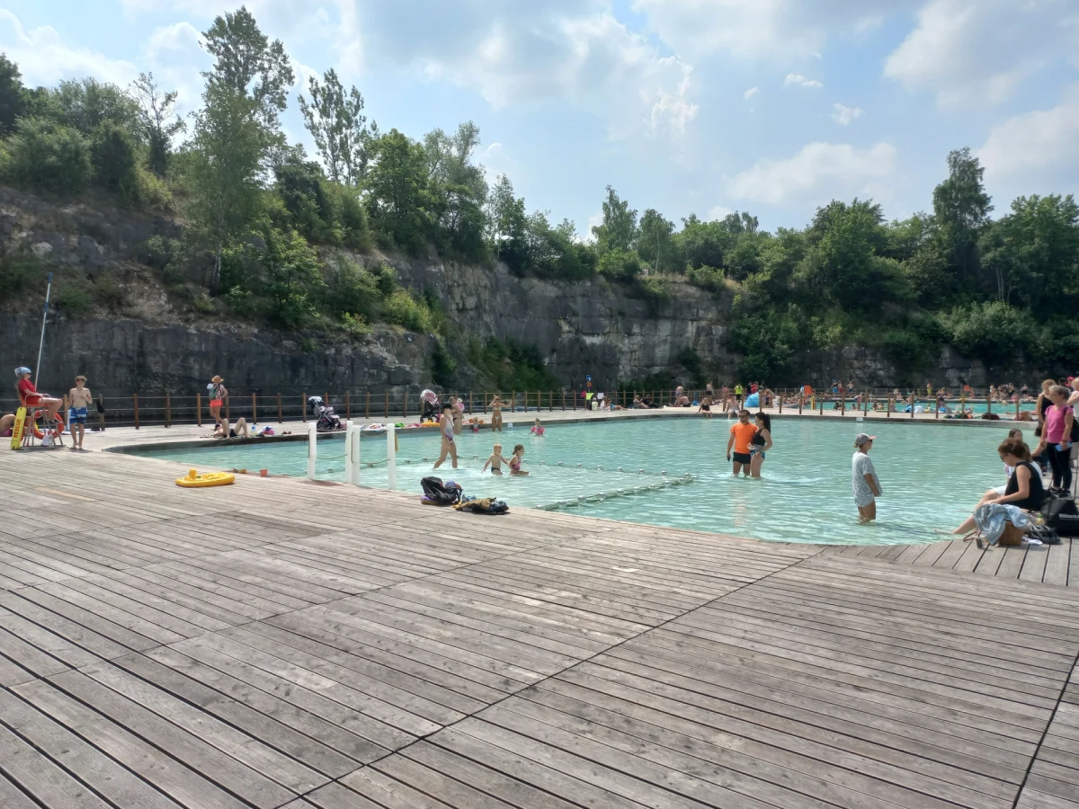 Dziś oficjalnie rozpoczęto w Krakowie sezon kąpielowy. Na miejskich plażach pojawili się ratownicy. Otworzono też oficjalnie Park Zakrzówek - to największa i najtrudniejsza inwestycja parkowa w historii Krakowa. Dawny poprzemysłowy teren zamieniono w teren rekreacyjny, oddalony tylko 3 kilometry od Zamku Królewskiego na Wawelu.

