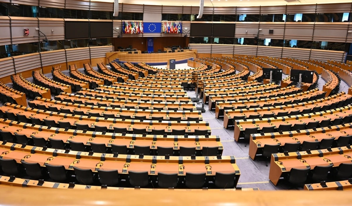 "Polska będzie się starać o dodatkowe miejsce w europarlamencie przyszłej kadencji" - przekazał brukselskiej korespondentce RMF FM polski ambasador przy UE Andrzej Sadoś. Oznaczałoby to zwiększenie liczby polskich eurodeputowanych z obecnych 52 do 53. Polska uzasadnia to danymi demograficznymi.