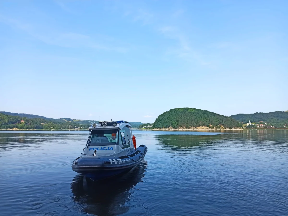 37-latek odpowie za kierowanie skuterem wodnym pod wpływem alkoholu. Został zatrzymany do kontroli przez policyjnych motorowodniaków patrolujących Jezioro Rożnowskie.

