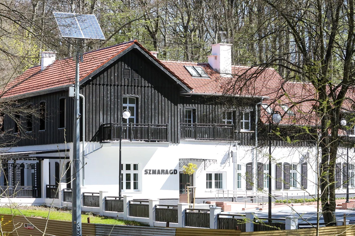 Nie ma chętnych do prowadzenia lokalu gastronomicznego w zajeździe "Szmaragd" nad jeziorem Szmaragdowym w Szczecinie. W pierwszym przetargu nie złożono ofert. W zmodernizowanym niedawno obiekcie w Puszczy Bukowej ma powstać kawiarnia i/lub restauracja. Do zagospodarowania są trzy sale i zadaszony taras o powierzchni prawie 70 metrów kwadratowych.