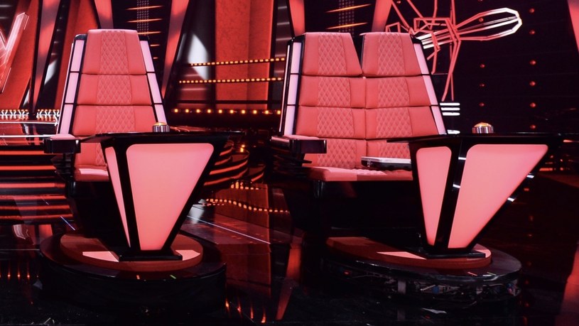 Twórcy „The Voice” nie przestają zaskakiwać fanów programu. Tym razem ogłosili, że po raz pierwszy w historii amerykańskiej wersji talent show pojawi się podwójny fotel trenerski. Kto w nim zasiądzie? Produkcja na razie tego nie zdradza. 