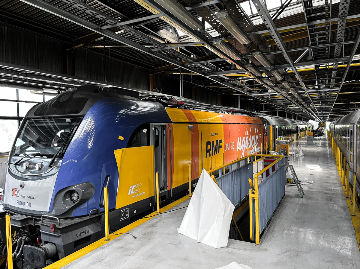 Coraz bliżej startu pierwszego w tym roku wakacyjnego pociągu RMF FM. Trwa przygotowanie wagonów w specjalnej bazie na kolejowej stacji Olszynka Grochowska w Warszawie. 