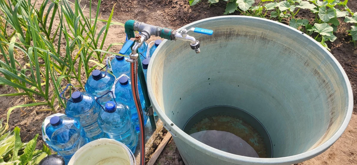 Działkowcy z ul. Gdańskiej w Gnieźnie mają problemy z dostępnością wody. Właściciele 150 działek podłączonych do ujęcia ze studni głębinowej muszą przywozić wodę z domów - w butelkach i baniakach.
