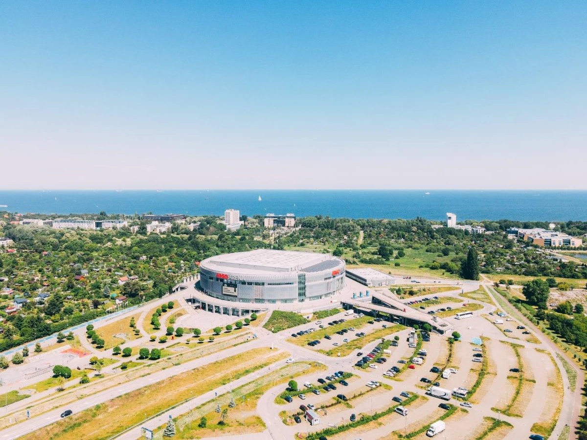 ​Dziś w Sopocie rusza tzw. Eko parking. To przestrzeń w pobliżu Ergo Areny - hali stojącej na granicy Gdańska i Sopotu - w której bezpłatnie można zostawić samochód. Do centrum kurortu dojechać będzie można stamtąd meleksem. Parking działać będzie do 3 września.