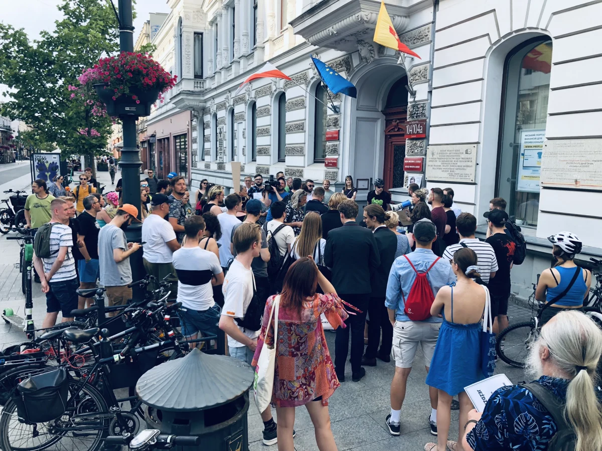 Kilkadziesiąt osób przyszło na pogrzeb łódzkiej komunikacji przed budynkiem Urzędu Miasta. To wydarzenie, zorganizowane przez społeczników, było formą protestu przeciwko temu, jak w Łodzi wygląda transport publiczny.