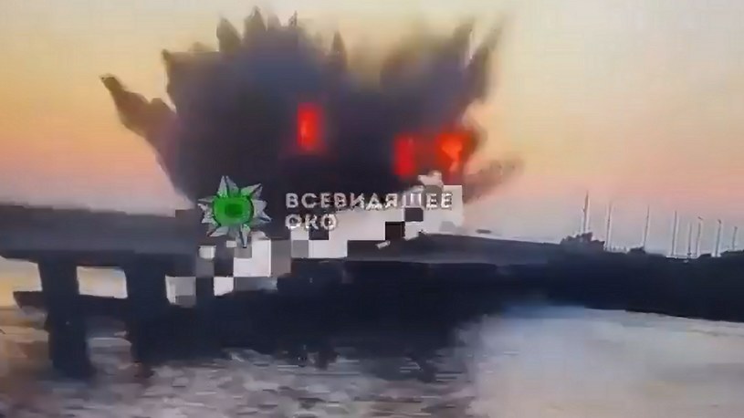 Siły Zbrojne Ukrainy przeprowadziły atak rakietowy na most w pobliżu miejscowości Czonhar, który przecina cieśninę między Krymem a obwodem chersońskim. Teraz pojawiło się nagranie wideo z ataku.