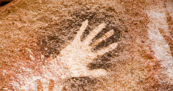 W jaskini La Roche-Cotard we Francji odnaleziono pozostałości malowideł stworzonych przez neandertalczyka. Mogą mieć nawet 75 tys. lat. To nie tylko najstarsze ślady myślenia symbolicznego znalezione na Ziemi, ale także kolejny dowód na to, że neandertalczycy nie różnili się tak od homo sapiens sapiens, jak wcześniej zakładali badacze.