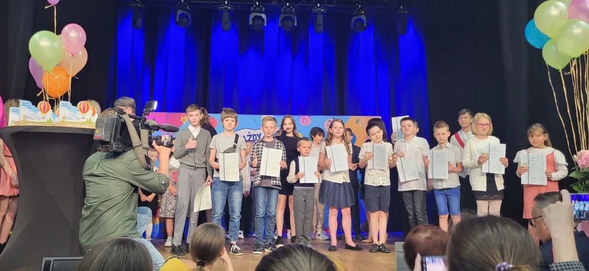 Takiego zakończenia roku szkolnego uczniom ze Śremu pozazdrościć mogą rówieśnicy w całej Polsce. W Szkole Podstawowej im. Kawalerów Orderu Uśmiechu świadectwa z paskiem dostali wszyscy – różniły się tylko kolory tych pasków.