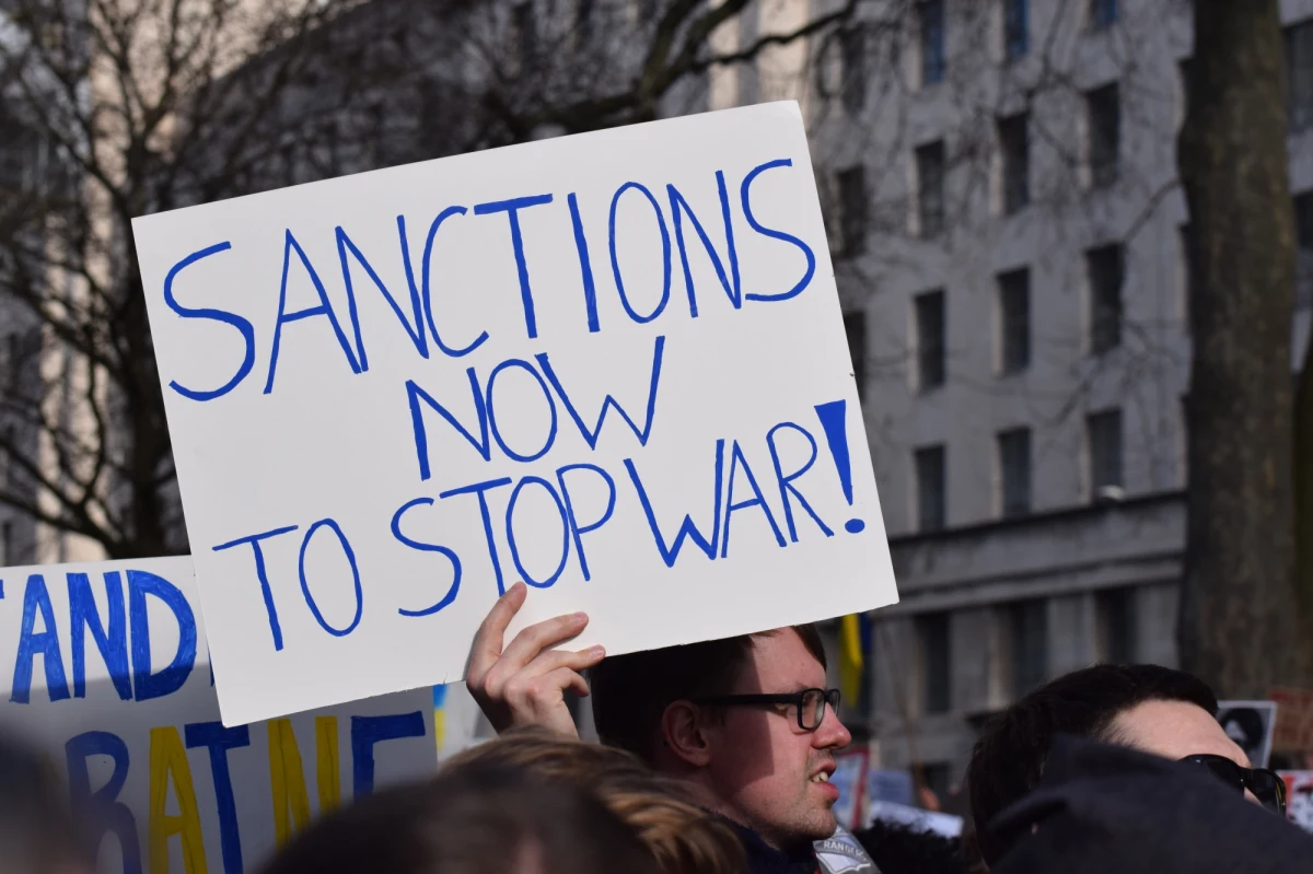 Rada UE - czyli państwa członkowskie - przyjęła w piątek jedenasty pakiet sankcji ekonomicznych i indywidualnych przeciwko Rosji za agresję na Ukrainę.