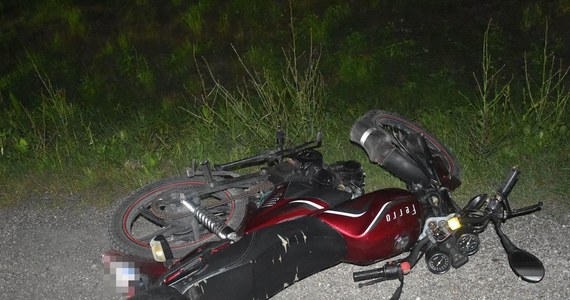 Policja zatrzymała sprawcę śmiertelnego potrącenia motorowerzysty, do którego doszło w nocy ze środy na czwartek w okolicach Międzyrzeca Podlaskiego. To 34-letni mieszkaniec tej gminy. Swoją jazdę transmitował na TikTok-u.