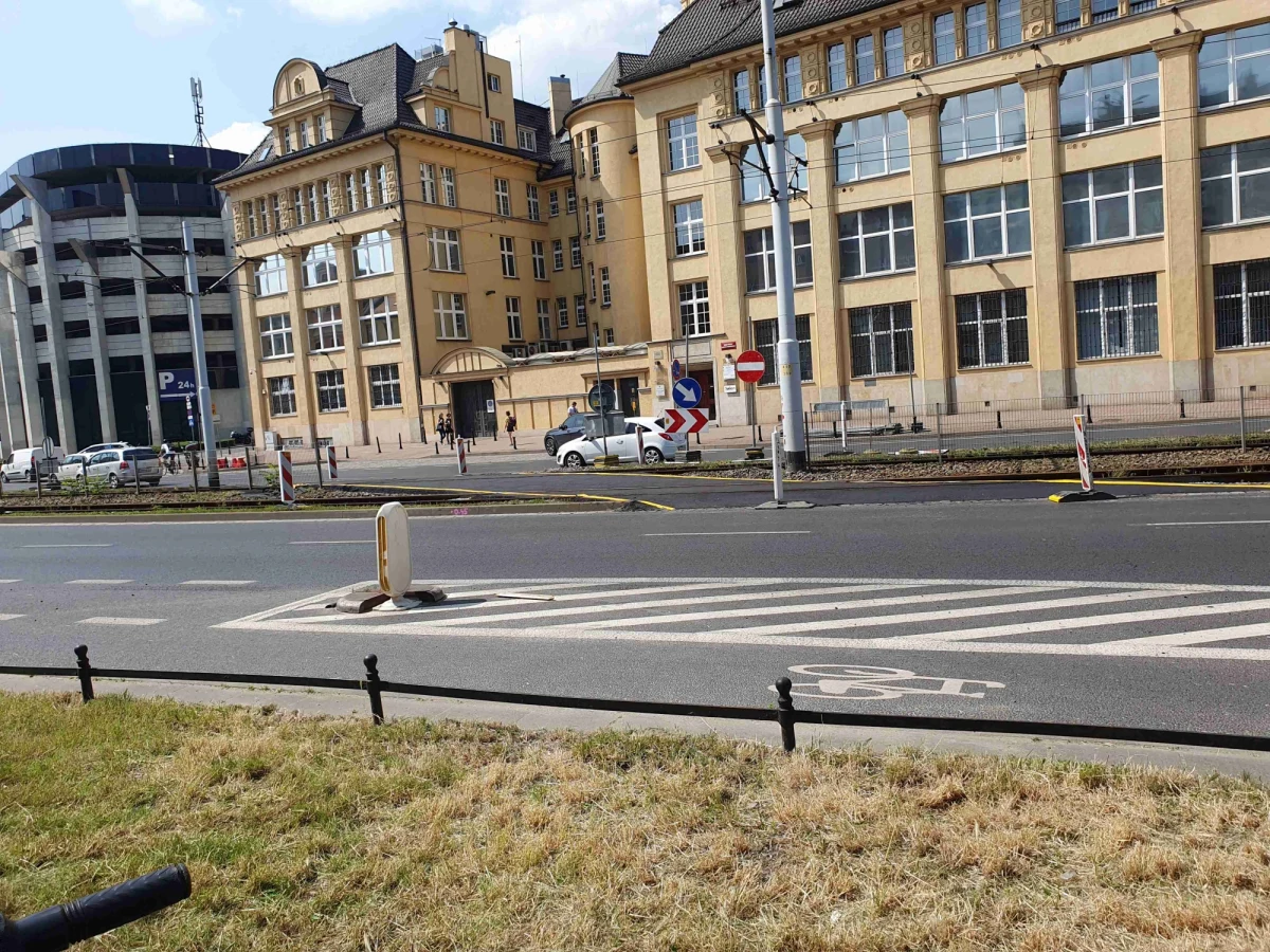 Od soboty 24 czerwca we Wrocławiu rozpoczynają się prace związane z wymianą wysłużonego ciepłociągu pod jezdnią w ul. Kazimierza Wielkiego. Jak podaje firma Fortum, inwestycja potrwa do końca wakacji. W związku z nią konieczna jest duża reorganizacja ruchu samochodów w centrum miasta.