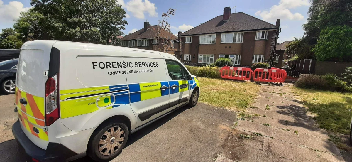 Londyńska policja prowadzi dochodzenie w sprawie zabójstwa trojga członków polskiej rodziny. Na podstawie sekcji zwłok ustalono, że 35-letnia matka, 11-letnia córka i 3-letni syn zginęli od ciosów nożem. Na miejscu zdarzenia znaleziono również ciało ojca. Policja podejrzewa, że chodzi o wielokrotne morderstwo zakończone samobójstwem sprawcy.