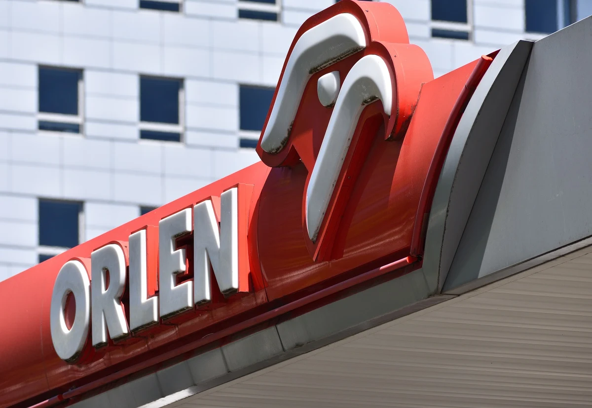 Orlen wprowadza wakacyjną promocję na paliwa od 30 czerwca do 31 sierpnia. Paliwa będą tańsze o 30 groszy za litr - ogłosił na konferencji prasowej prezes koncernu Daniel Obajtek. Dla posiadaczy Karty Dużej Rodziny rabat wyniesie 40 gr za litr.