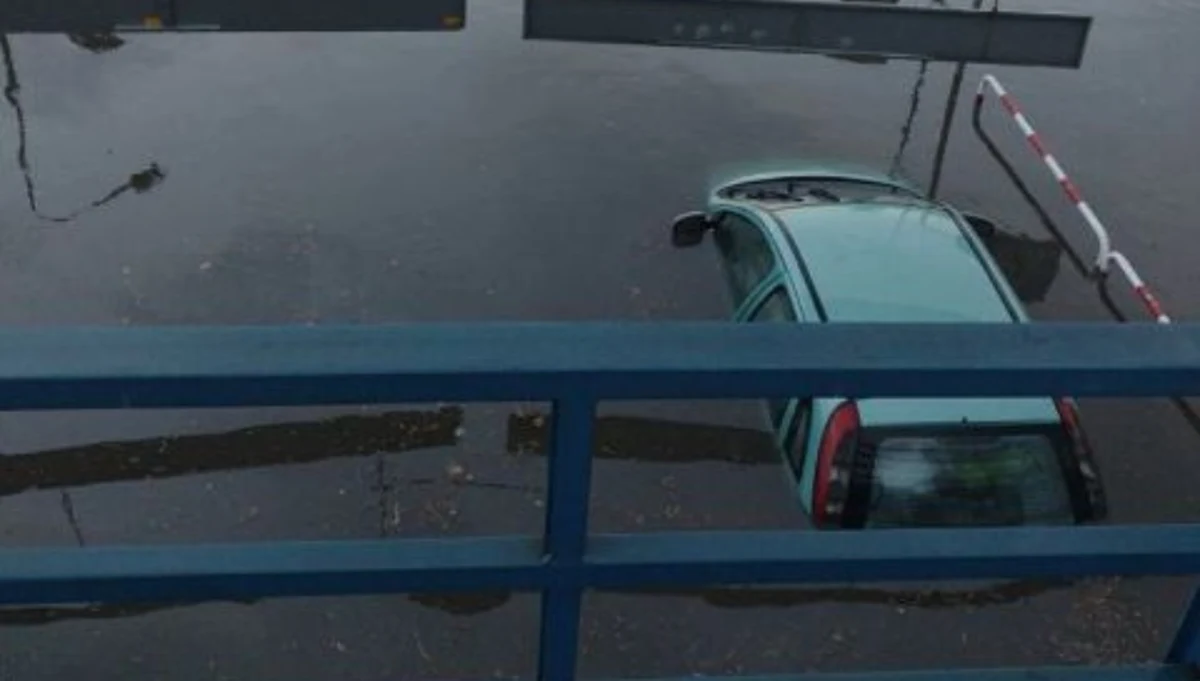 Radomsko w woj. łódzkim znalazło się pod wodą po nawałnicy, która przeszła nad miastem w piątek w godzinach porannych. Skutki oberwania chmury odczuli mieszkańcy, bo ruch w mieście na godzinę został sparaliżowany.