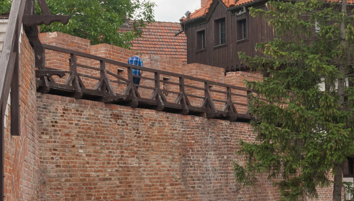 Opolska policja zatrzymała 34-letnią kobietę, którą nagrano podczas uprawiania seksu na zabytkowych murach obronnych w centrum Opola. Śledczy znają już personalia nagranego z nią mężczyzny.