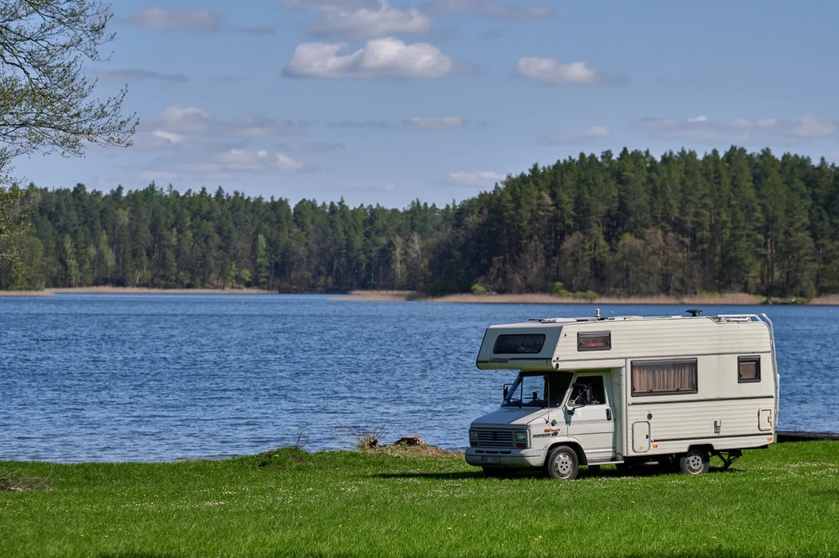 Poszukiwany od 17 lat przez policję 37-letni mężczyzna został zatrzymany przez mundurowych w przyczepie campingowej na Mazurach. Mężczyzna nie spodziewał się, że funkcjonariusze wpadną na jego trop.