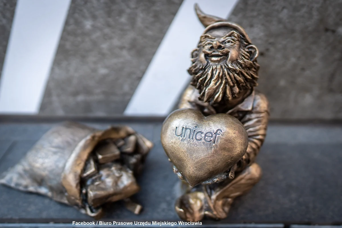 Nowy krasnal przy ul. Świdnickiej 19 we Wrocławiu jest podziękowaniem miasta dla UNICEF-u - organizacji humanitarnej ONZ działającej na rzecz dzieci - za finansową pomoc dla uchodźców z Ukrainy - podało biuro prasowe wrocławskiego urzędu miasta. Dziś odbyło się uroczyste odsłonięcie figurki.