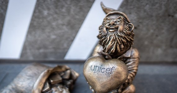 Nowy krasnal przy ul. Świdnickiej 19 we Wrocławiu jest podziękowaniem miasta dla UNICEF-u - organizacji humanitarnej ONZ działającej na rzecz dzieci - za finansową pomoc dla uchodźców z Ukrainy - podało biuro prasowe wrocławskiego urzędu miasta. Dziś odbyło się uroczyste odsłonięcie figurki.