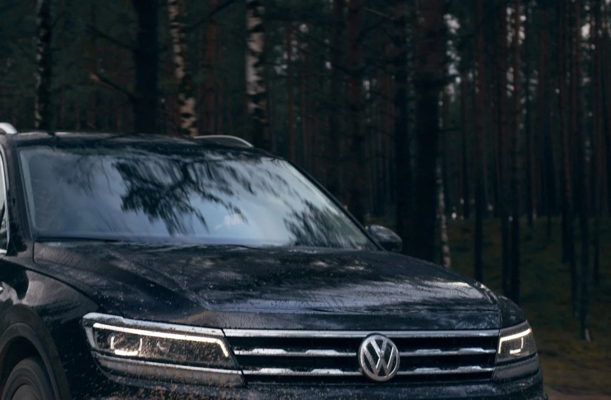 Najpierw zniszczył ogrodzenie, później zawiesił samochód na skarpie i rzucił się do ucieczki. Kiedy żal mu się zrobiło porzuconego volkswagena, wrócił. Wtedy wpadł w ręce policji. Jak się okazało, miał prawie 1,5 promila alkoholu w organizmie. Wyczyny pijanego kierowcy mogą kosztować go nawet 2 lata więzienia.