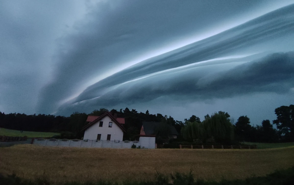 Wały szkwałowe, potocznie nazywane chmurami szelfowymi, to zjawisko równie piękne, co niebezpieczne. Najczęściej pojawiają się w sezonie burzowym, co ma związek z mieszaniem się ciepłych i chłodnych mas powietrza. Występują zawsze na czele silnych burz, przez co są ostatnim sygnałem, by znaleźć schronienie. W piątek ich nad Polską nie brakowało.