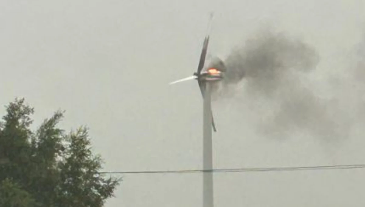 W Kluczewsku w powiecie włoszczowskim w woj. świętokrzyskim płonęła elektrownia wiatrowa. Powodem było prawdopodobnie uderzenie pioruna. Rano nad regionem przechodziły burze.