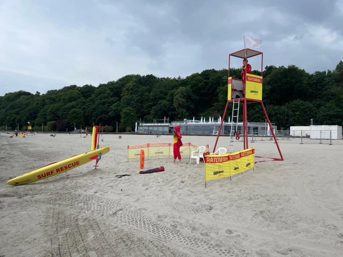 Od pierwszego dnia wakacji ratownicy rozpoczynają dyżury na niektórych trójmiejskich plażach. Na wszystkich kąpieliskach bezpieczeństwa pływających będą pilnować od 1 lipca.