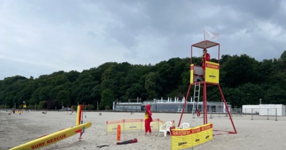 Od pierwszego dnia wakacji ratownicy rozpoczynają dyżury na niektórych trójmiejskich plażach. Na wszystkich kąpieliskach bezpieczeństwa pływających będą pilnować od 1 lipca.