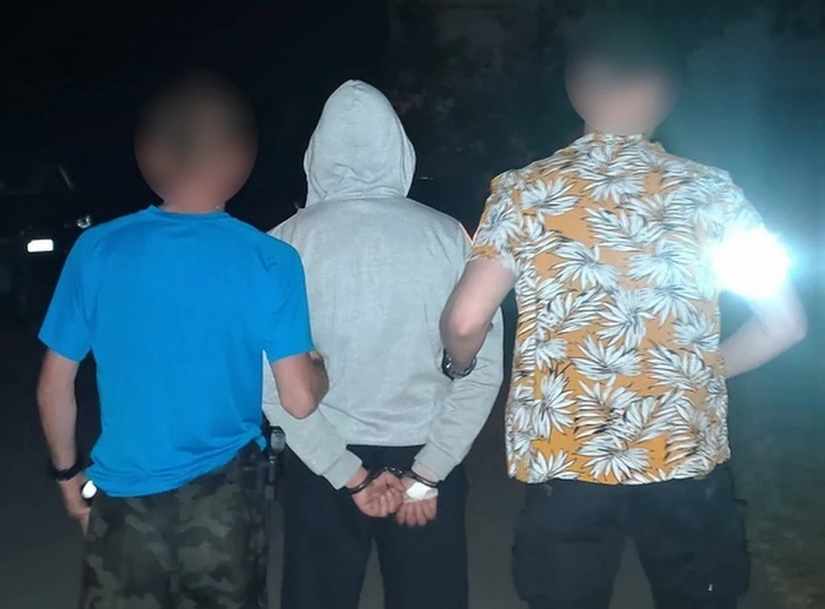 Do 10 lat więzienia grozi dwóm mężczyznom w wieku 22 i 25 lat, którzy kradzionym motocyklem przyjechali po kradzioną przyczepkę i niezarejestrowany samochód z kradzionymi tablicami rejestracyjnymi. W dodatku, jeden z nich miał przy sobie narkotyki, a także posiadał sądowy zakaz prowadzenia pojazdów.