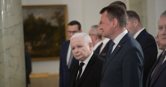 "Te wakacje będą nie tylko burzowe, ale będą też krótkie, gwałtowne ulewy, które będą nas zalewać w ten sposób, że możemy być przytłoczeni pewną ilością hejtu" - tak o czekającym nas gorącym okresie przedwyborczym mówił w Radiu RMF24 profesor Jacek Wasilewski, medioznawca z Uniwersytetu Warszawskiego. Tomasz Terlikowski rozmawiał z ekspertem przed sobotnimi konwencjami wyborczymi organizowanymi przez wszystkie najważniejsze partie, które walczą o poparcie przed jesiennymi wyborami. 