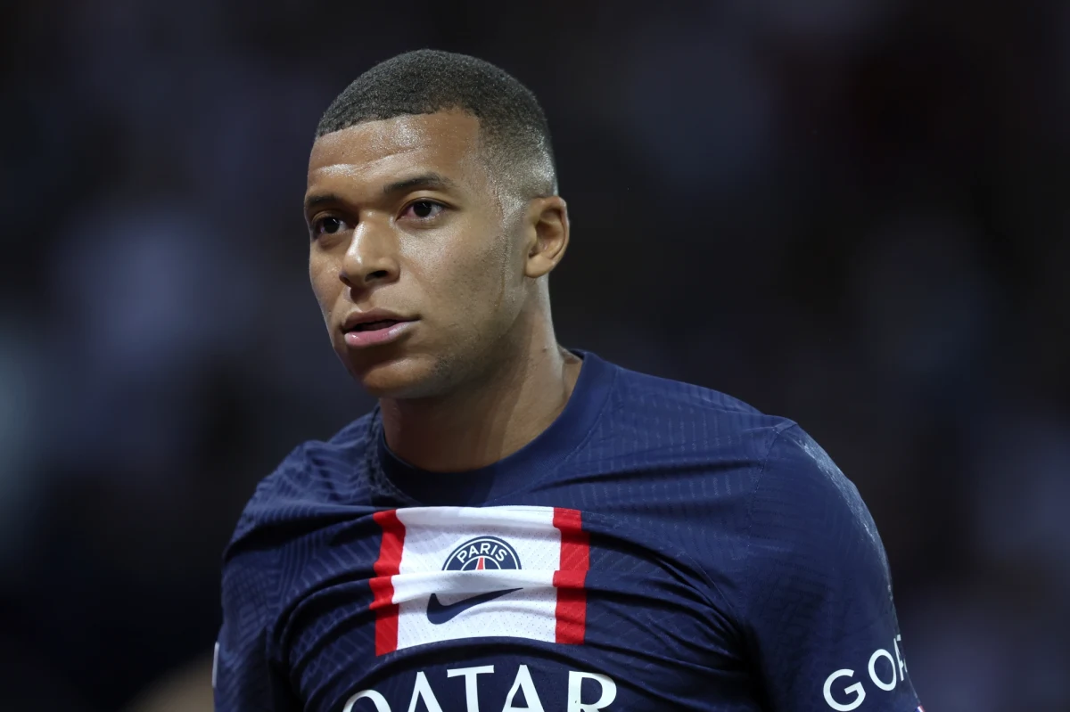Zaskakujące doniesienia francuskich mediów. Kylian Mbappe już tego lata ma trafić do Realu Madryt. "Królewscy" mieli się już dogadać w tej sprawie z PSG. 