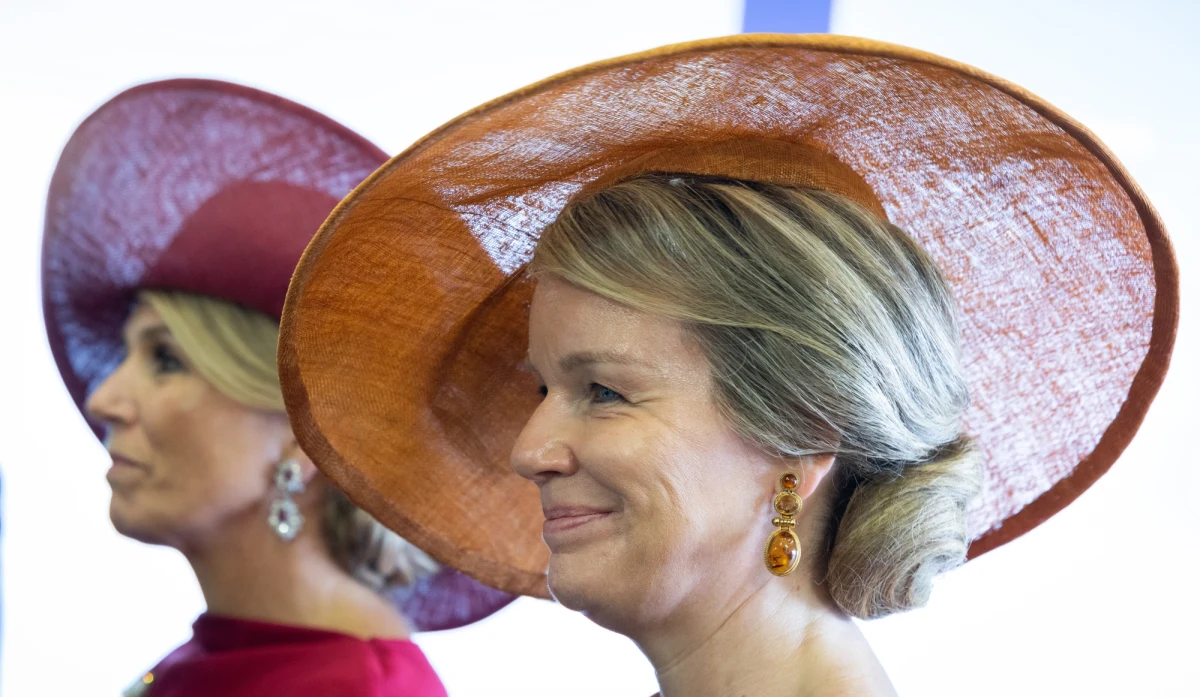 Modowy pojedynek królowych - belgijskiej Matyldy i holenderskiej Maksymy - przykuł uwagę zagranicznych mediów znacznie bardziej niż spotkania monarchów z obu krajów. Królowe miały wyglądać jak księżniczki z filmów Disneya.