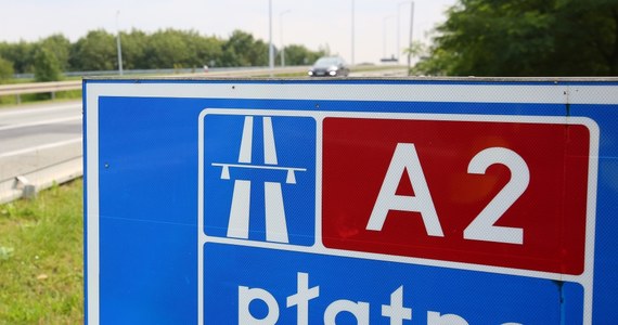 Prezydent Andrzej Duda podpisał ustawę, która znosi opłaty za przejazd samochodów osobowych państwowymi autostradami. Wprowadza ona również zakaz wyprzedzania się ciężarówek na trasach szybkiego ruchu. Ustawa wejdzie w życie 1 lipca.
