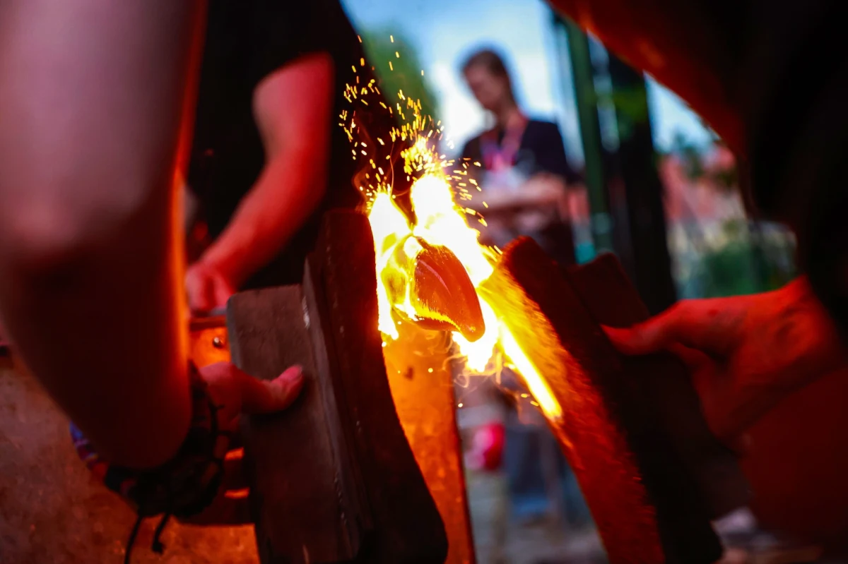 "Sztuka z iskrą" - to hasło przewodnie Międzynarodowego Festiwalu Wysokich Temperatur, który w piątek rozpoczął się we Wrocławiu. Swoje umiejętności prezentują na nim artyści, dla których tworzywem jest szkło, metal i ceramika.