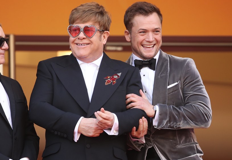 25 czerwca podczas na festiwalu w Glastonbury wystąpi Elton John. Będzie to ostatni jego koncert w Wielkiej Brytanii przed przejściem na emeryturę, dlatego gwiazdor szykuje kilka niespodzianek dla fanów. Jedną z nich będzie wspólny występ z Taronem Egertonem, aktorem, który zagrał Eltona Johna w filmie "Rocketman".