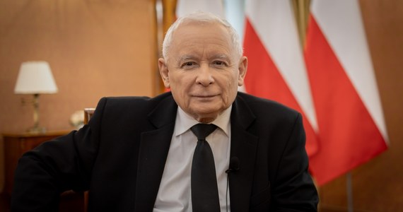 "Zdecydowałem się wrócić do rządu, bo jest to szczególny okres, wyjątkowo ważny, najważniejsze wybory od 1989 roku. Wielu kolegów uważało, że to umocni rząd i współpracę partii z rządem, bo to zawsze są dwa troszkę odmienne, oddalone od siebie podmioty. Takie są po prostu prawa życia, że ta łączność jest potrzebna, chociaż oczywiście premierem jest w dalszym ciągu Mateusz Morawiecki. Nie mam najmniejszego zamiaru tego kwestionować, ale też nie przeczę, że moja pozycja jest tutaj mocna" - mówi Gość Krzysztofa Ziemca w RMF FM Jarosław Kaczyński pytany o to, dlaczego zdecydował się wrócić do rządu po roku nieobecności.