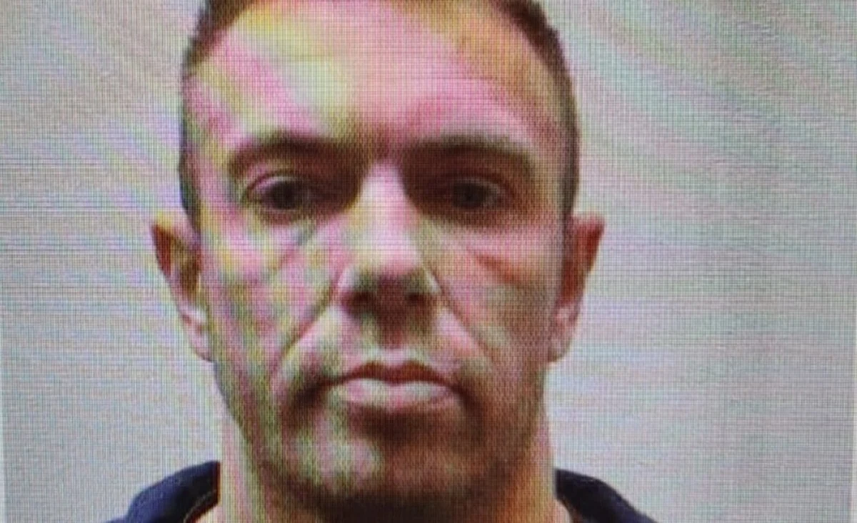 Policjanci poszukują 36-letniego Michała Kostenckiego. Mężczyzna zaatakował konwojujących go policjantów i uciekł spod budynku sądu w Piasecznie (woj. mazowieckie). Policja opublikowała jego wizerunek.