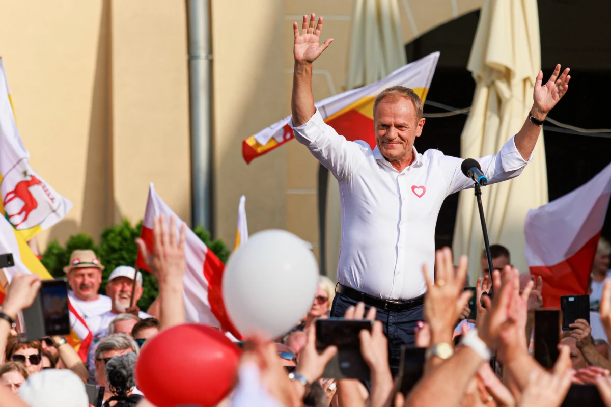 "Spotykamy się, żeby zobaczyć ile nas jest i żeby władza zobaczyła, że nie jesteśmy już słabi, nikt już nie idzie sam" - powiedział na wiecu we Wrocławiu lider PO Donald Tusk. "Wybory będą decydowały o tym, czy będzie wielka Polska czy mała Rosja Kaczyńskiego" - dodawał.