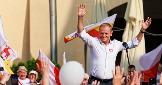 "Spotykamy się, żeby zobaczyć ile nas jest i żeby władza zobaczyła, że nie jesteśmy już słabi, nikt już nie idzie sam" - powiedział na wiecu we Wrocławiu lider PO Donald Tusk. "Wybory będą decydowały o tym, czy będzie wielka Polska czy mała Rosja Kaczyńskiego" - dodawał.