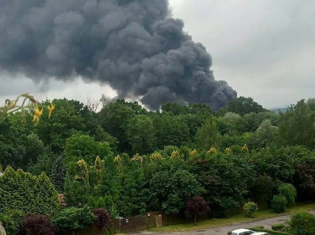 Pożar budynku starej lokomotywowni znajdującego się na terenie byłej kopalni w Kaczycach w powiecie cieszyńskim (woj. śląskie). Sytuacja jest opanowana, ale wciąż trwa akcja straży pożarnej.