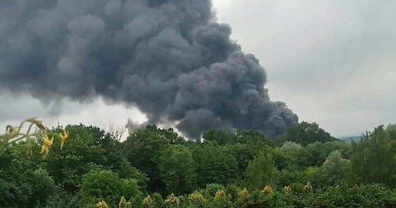 Pożar budynku starej lokomotywowni znajdującego się na terenie byłej kopalni w Kaczycach w powiecie cieszyńskim (woj. śląskie). Sytuacja jest opanowana, ale wciąż trwa akcja straży pożarnej.