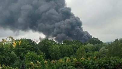 Duży pożar koło Cieszyna. W budynku znajdują się chemikalia