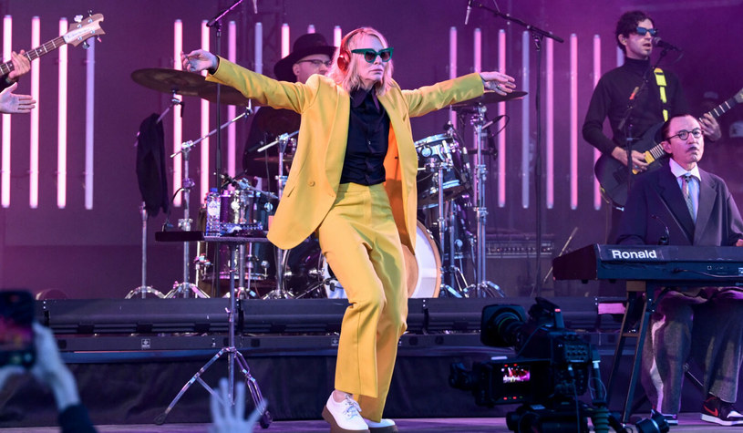 Cate Blanchett pojawiła się na scenie festiwalu w Glastonbury, by zatańczyć do piosenki "The Girl is Crying in Her Latte" zespołu Sparks. Aktorka powtórzyła swój taniec znany z teledysku utworu. 