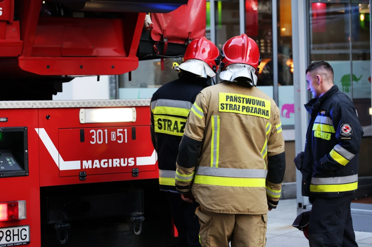 ​W sobotę rano zapalił się podnośnik koszowy przy ulicy Granicznej w Katowicach. Dwóch pracowników, którzy nie mogli zejść z wysokości ewakuowała Straż Pożarna.