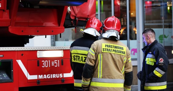 ​W sobotę rano zapalił się podnośnik koszowy przy ulicy Granicznej w Katowicach. Dwóch pracowników, którzy nie mogli zejść z wysokości ewakuowała Straż Pożarna.