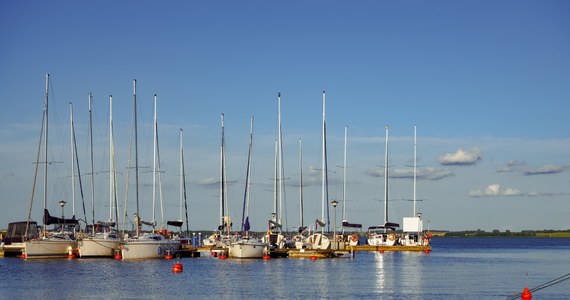 W pierwszy weekend wakacji na mazurskich jeziorach ruch jest umiarkowany; woda w jeziorach jest ciepła, a pogoda sprzyja wypoczynkowi nad wodą.