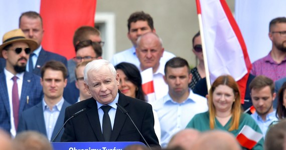"Polska musi pozostać suwerenna, wolna. Nikt nie będzie nas uczył, ani nic dyktował. Będziemy w Unii Europejskiej, ale będziemy suwerenni" - powiedział podczas wiecu Zjednoczonej Prawicy w Bogatyni wicepremier, prezes PiS Jarosław Kaczyński. "Wzywam też Polaków do powiedzenia w referendum, że nie zgadzają się na relokację migrantów" - dodawał.