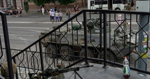 A więc Frankenstein wystąpił przeciwko swojemu twórcy. Zajął Rostów nad Donem i Woroneż. Zapowiada, że dojdzie aż do laboratorium na Kremlu. Wiem – to nie jest hollywoodzki film, ale Ukraino, raduj się! Niech szlag trafi ten nieludzki eksperyment. Historia jest ciągiem przyczynowo-skutkowym. Nic nie dzieje się w niej przypadkiem. Gdyby Putin nie zaatakował Ukrainy, dziś nie oskarżałby w telewizji Prigożyn o zdradę. Gdyby z nadwornego kucharza nie zrobił wodza najemników, nie musiałby wyprowadzać wojsk na ulice Moskwy. Do niedawna wagnerowcy – zwykli bandyci w mundurach – byli szpicą rosyjskiej agresji. Teraz Frankenstein zaczął zjadać swojego pana.