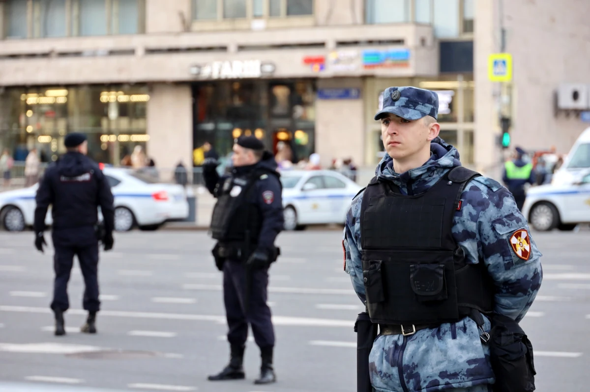 ​W Moskwie wciąż widać wielu uzbrojonych funkcjonariuszy służb siłowych, a przy obiektach Federalnej Służby Bezpieczeństwa (FSB) wzmożony ruch aut - informuje rosyjska redakcja BBC po ogłoszeniu przez Grupę Wagnera, że najemnicy rezygnują z marszu na stolicę.